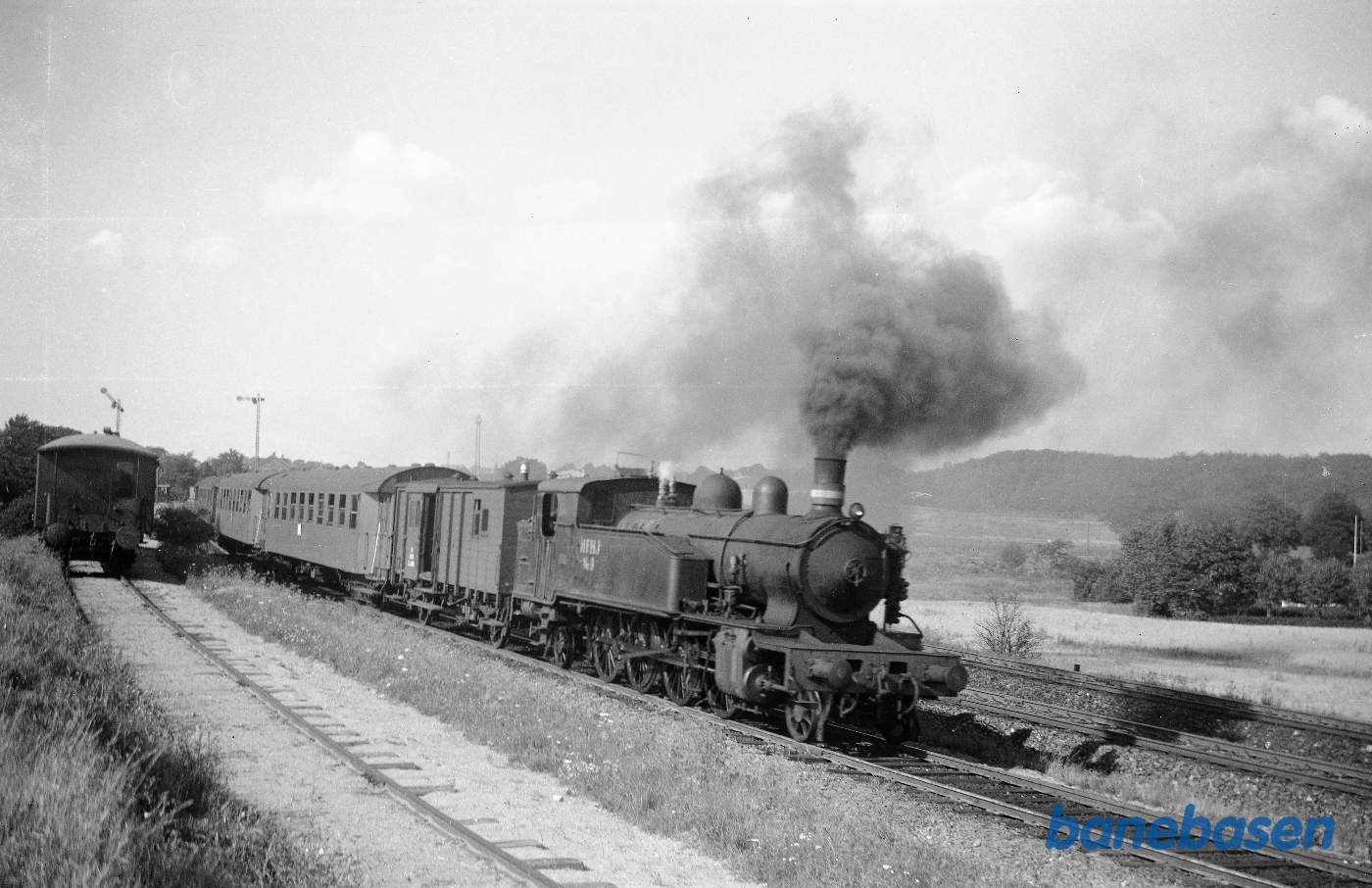 Damplokomotiv nr. 9 med persontog under udkørsel