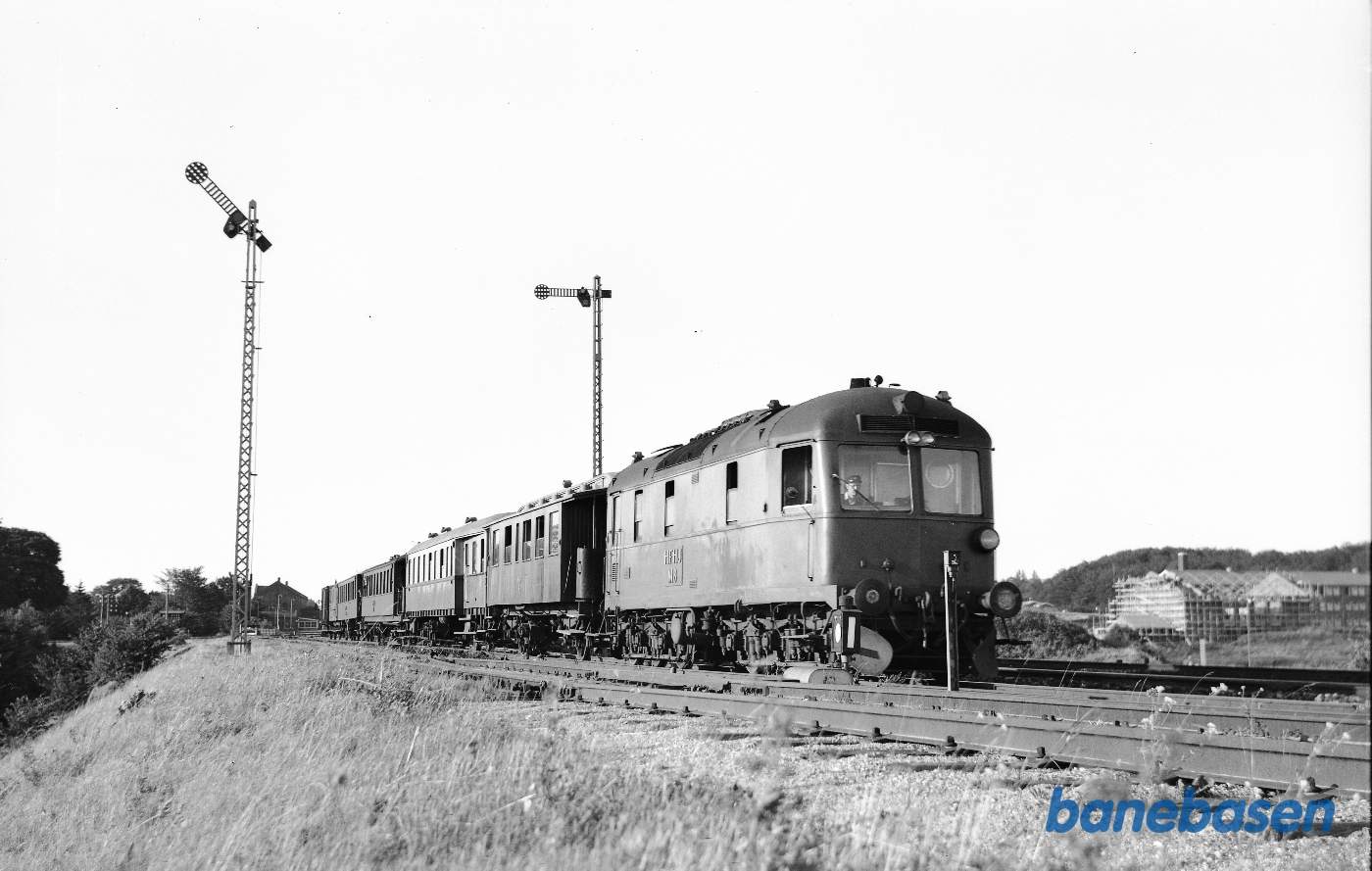 M 8 med persontog under udkørsel