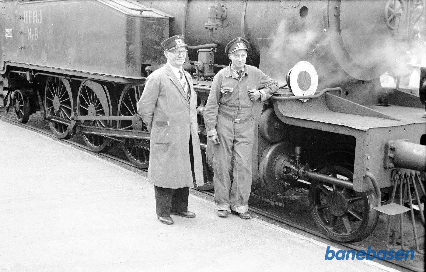 Lokomotivfører og fyrbøder på damplokomotiv 9