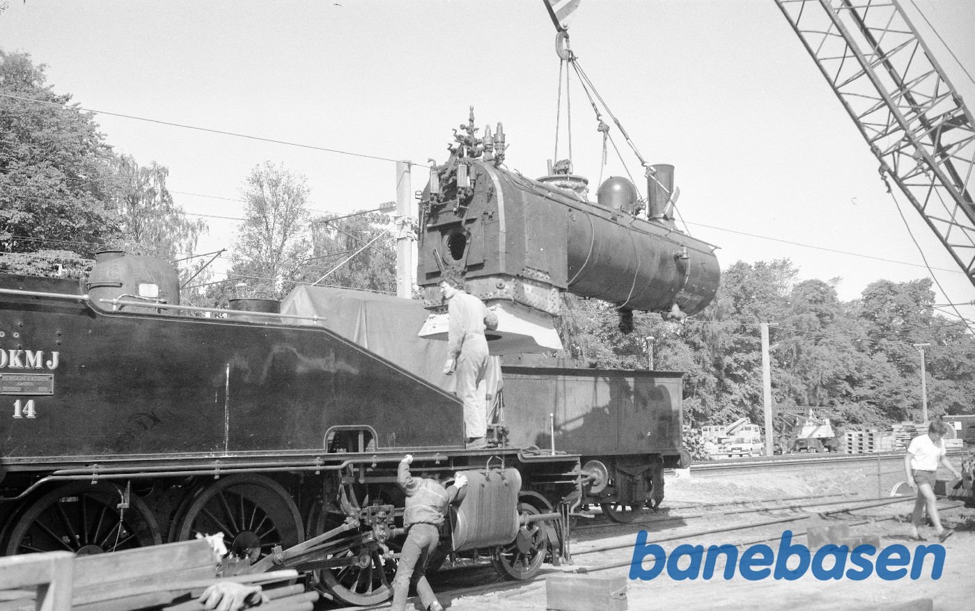 Ilægning af kedel på damplokomotiv OKMJ 14 Ilægning af kedel på damplokomotiv OKMJ 14