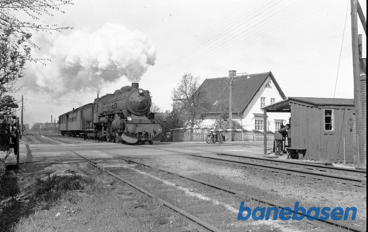 E-maskine med tog 244 under udkørsel ved Slagelsevej E-maskine med tog 244 under udkørsel ved Slagelsevej