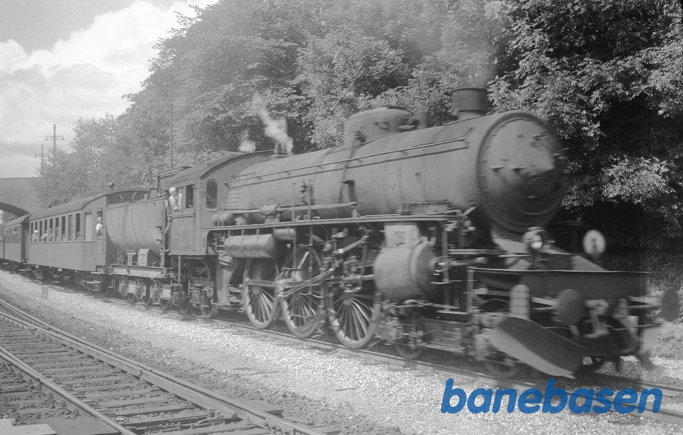 E-maskine med særtog (skolebørn) ankommer i spor 1 E-maskine med særtog (skolebørn) ankommer i spor 1