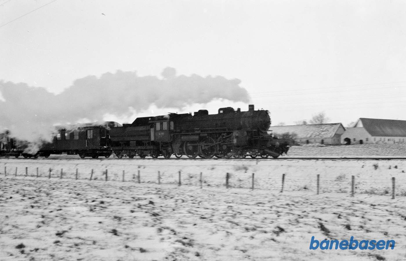 E 997 med persontog udenfor Kalundborg