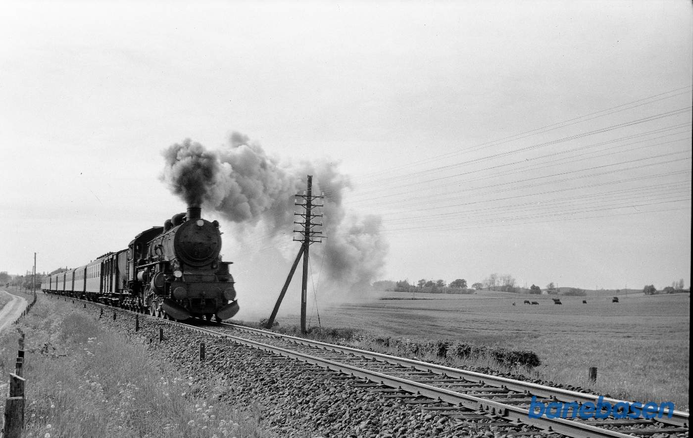 E-maskine med persontog uden for Kalundborg