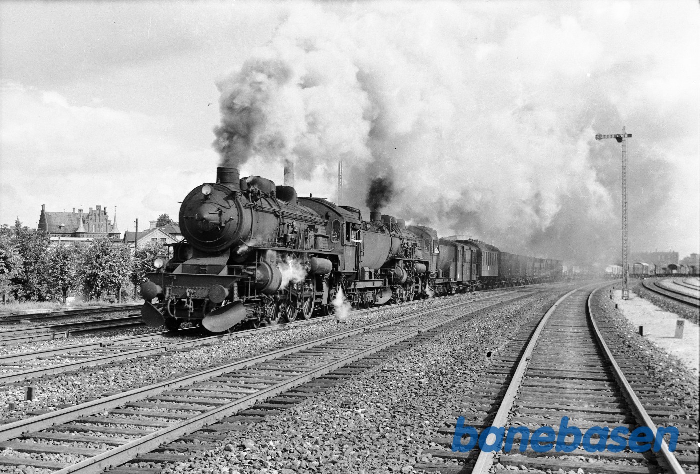 E 981 + E 999 med 1200t godstog til Næstved E 981 + E 999 med 1200t godstog til Næstved