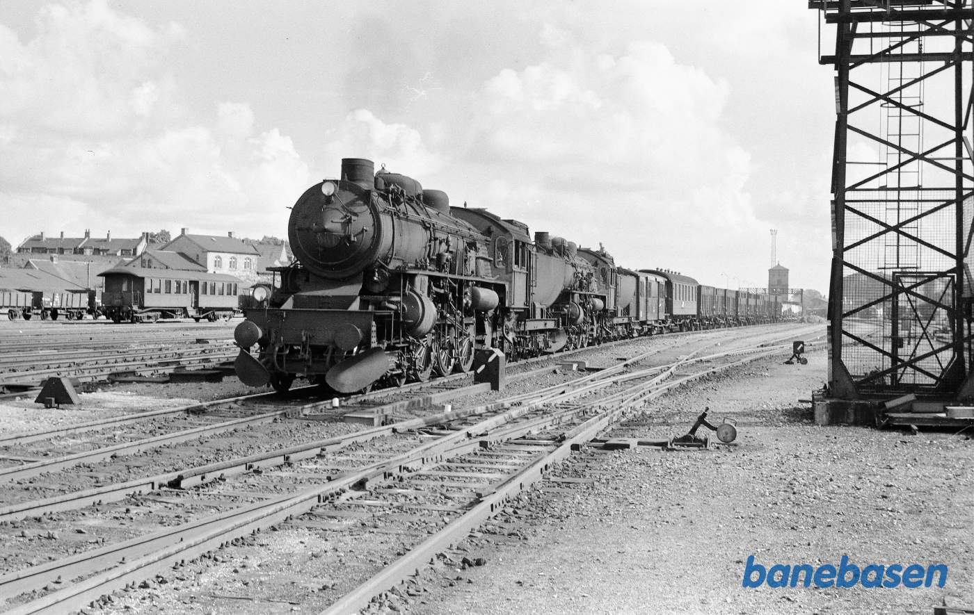 E 981 + E 999 med 1200t godstog til Næstved E 981 + E 999 med 1200t godstog til Næstved