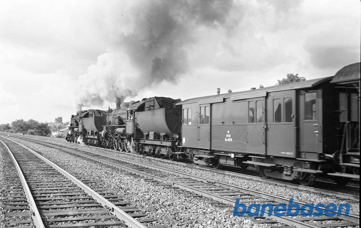 E 981 + E 999 med 1200t godstog til Næstved E 981 + E 999 med 1200t godstog til Næstved