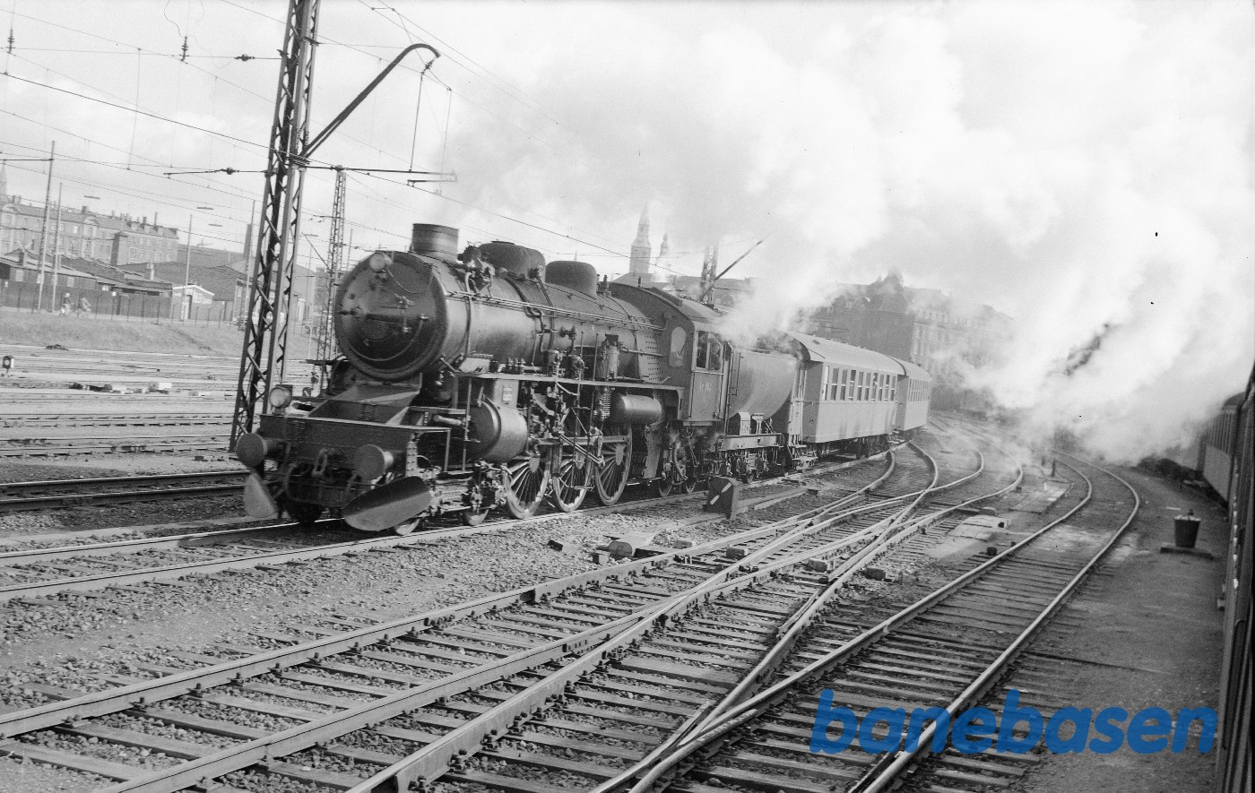 E 983 med persontog E 983 med persontog