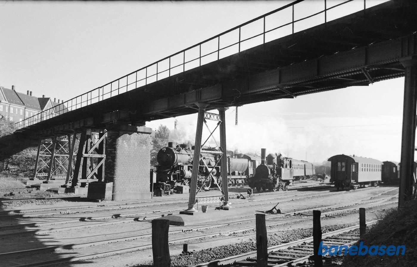 E-maskine med persontog mod vest ved Enghave