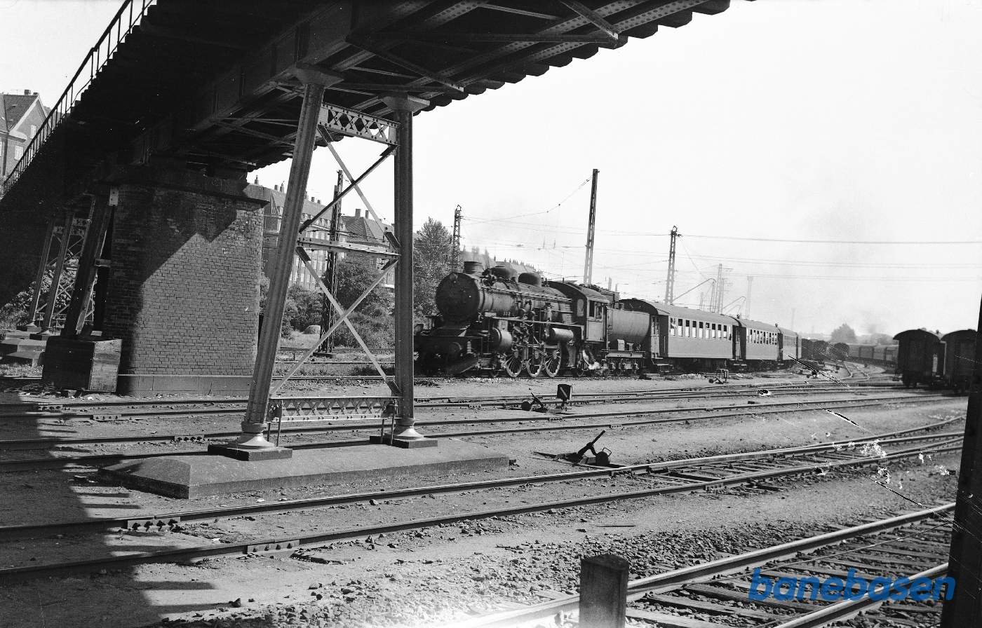 E-maskine med persontog mod vest ved Enghave