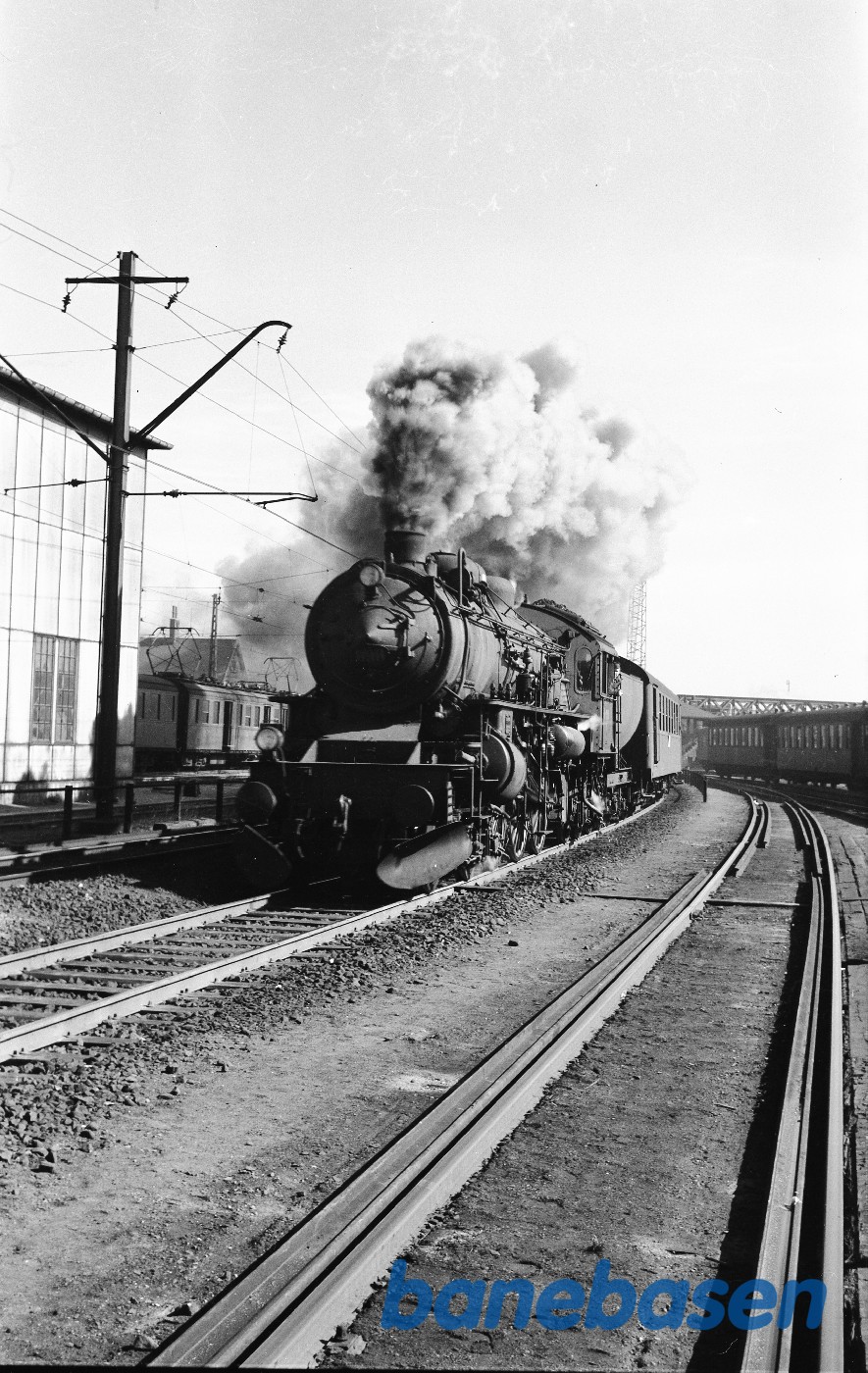 E 998 med persontog mod vest ved Enghave E 998 med persontog mod vest ved Enghave