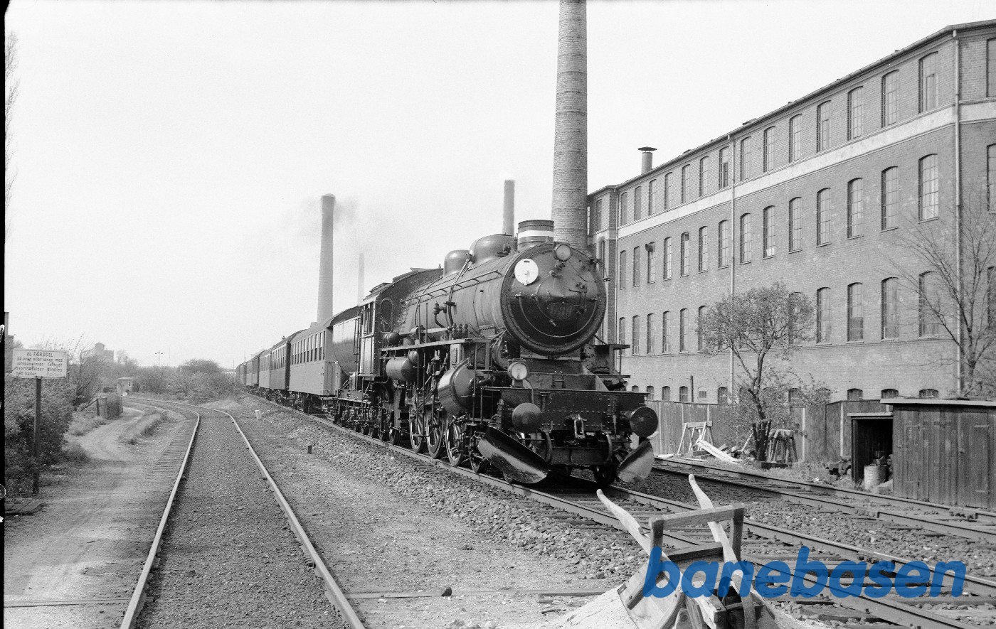 E 989 med prøvetog ved Trekronergade, gasværksspor tv. E 989 med prøvetog ved Trekronergade, gasværksspor tv.