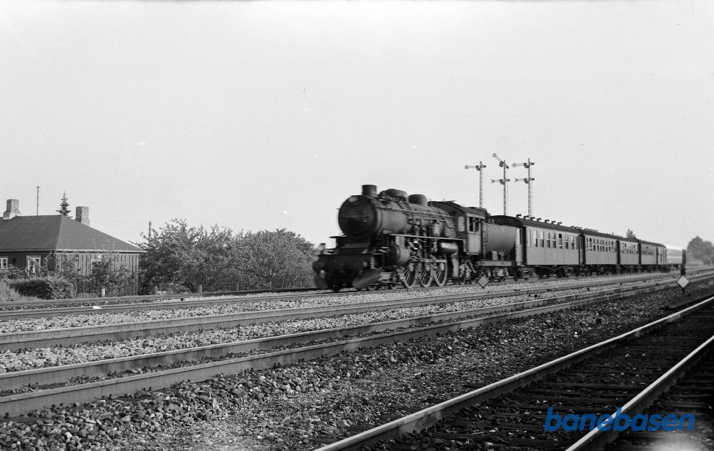 E-maskine med persontog (OHJ-vogn bagerst) E-maskine med persontog (OHJ-vogn bagerst)