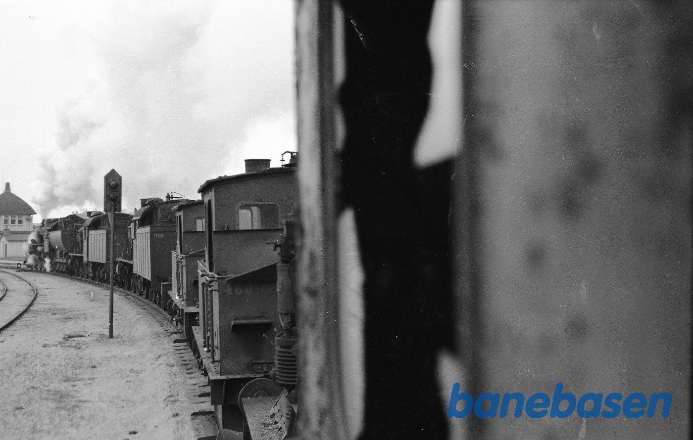 E 992 + P 919 + P 916 + F 468 + F 460 + C 701 m. tender 719 (på vej til Sorø) kører fra mdt til Gb E 992 + P 919 + P 916 + F 468 + F 460 + C 701 m. tender 719 (på vej til Sorø) kører fra mdt til Gb