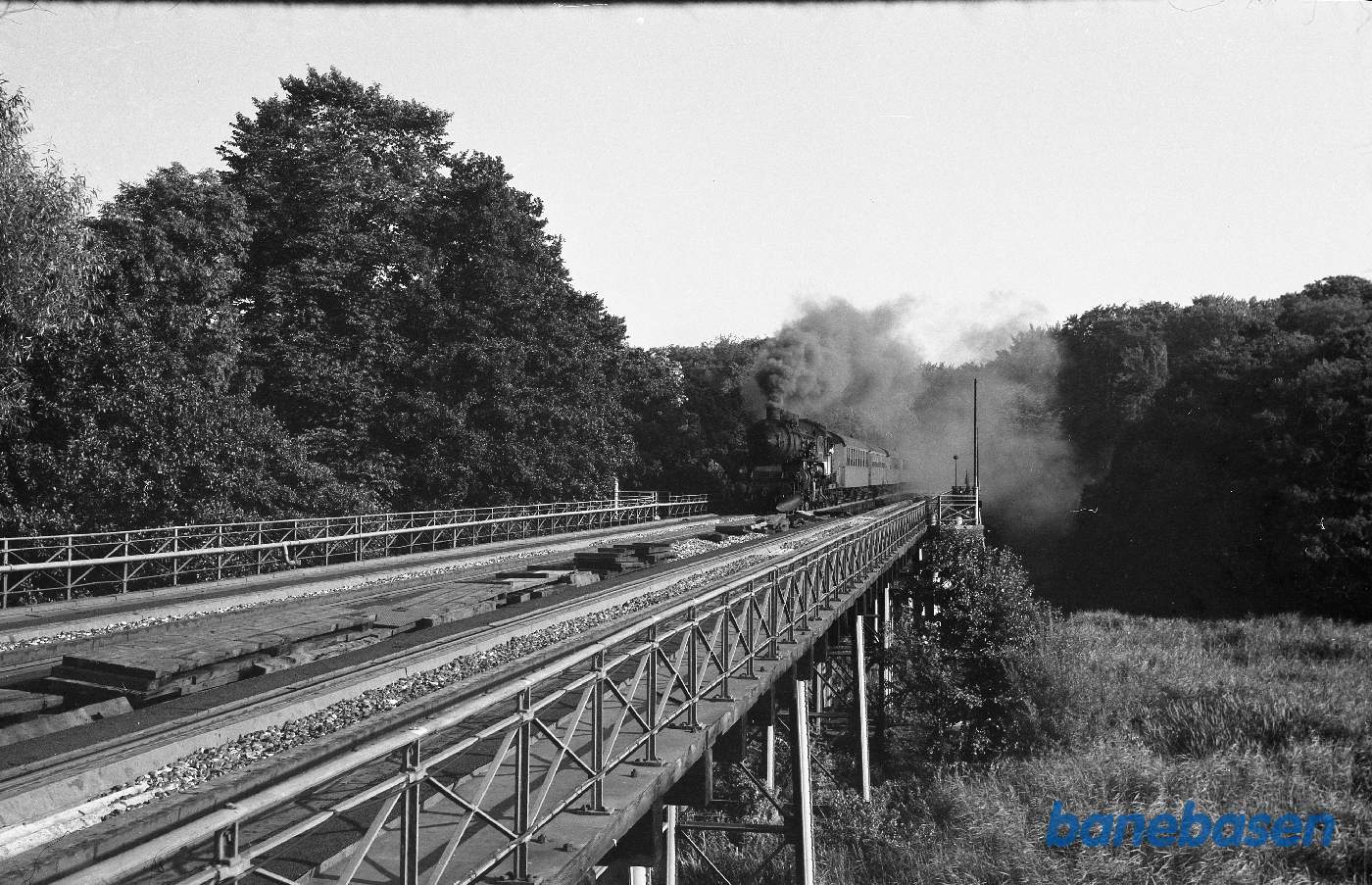 E-maskine med persontog til Helsingør passerer Strandmøllebroen