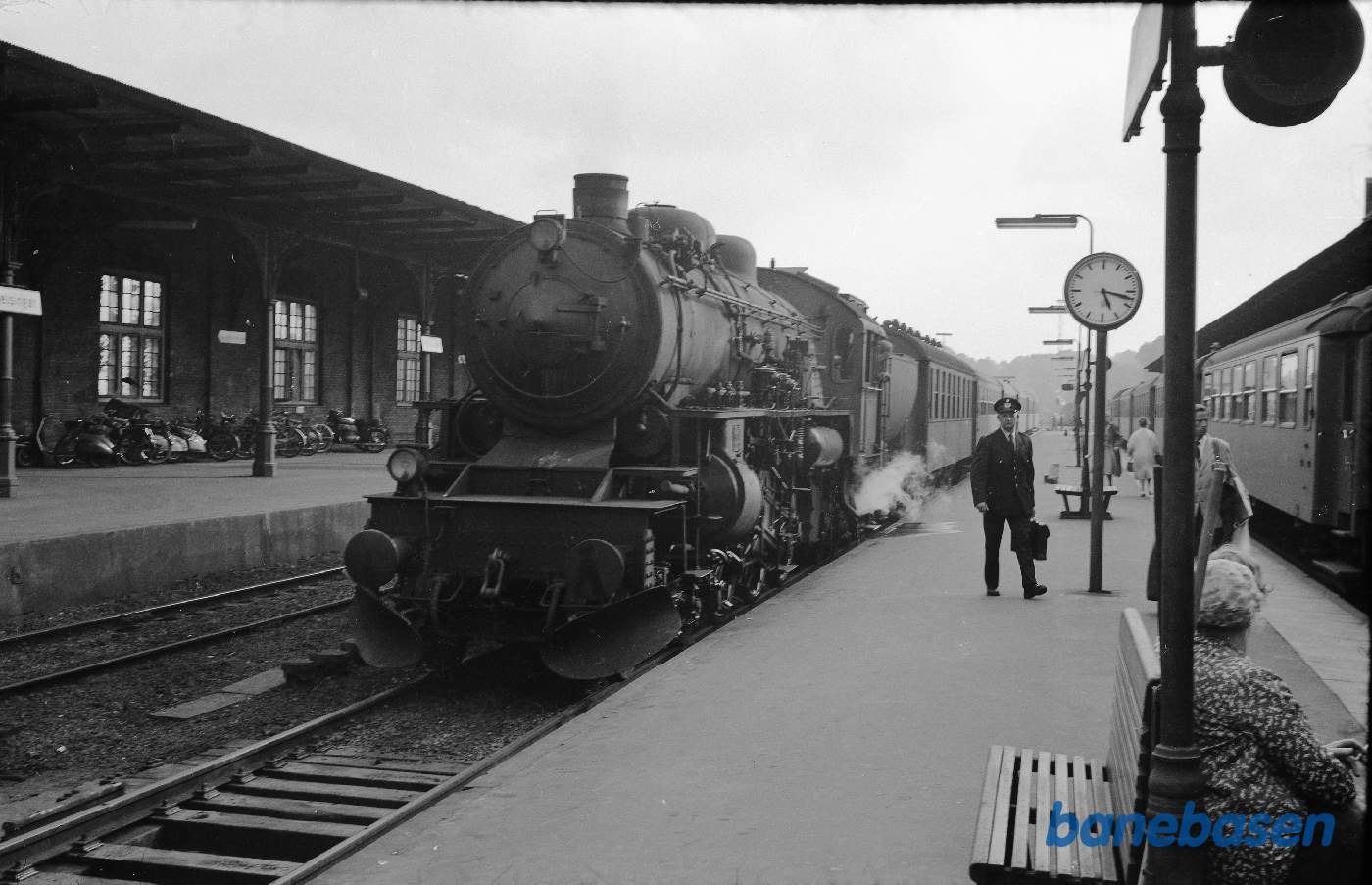 E-maskine med persontog fra København