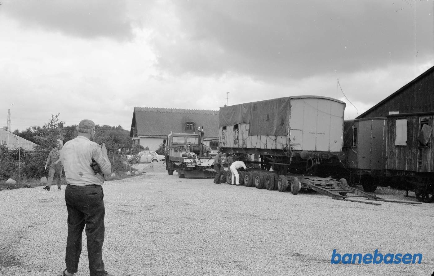 DSB Specialvogn 624 aflæsses fra vognbjørn