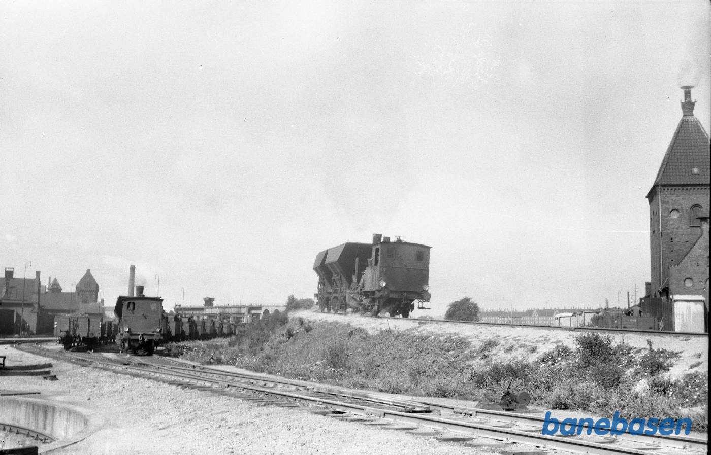 Damplokomotiv HS 415 på vej op ad kulbroen med vogne