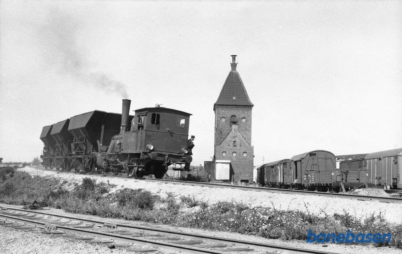 Damplokomotiv HS på vej ned af kulbroen med vogne