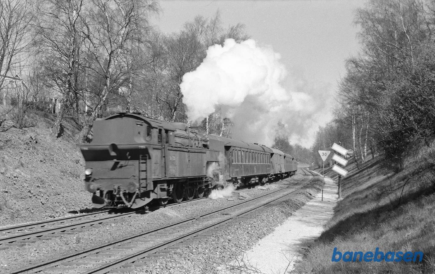 S 728 med persontog under udkørsel fra Helsingør