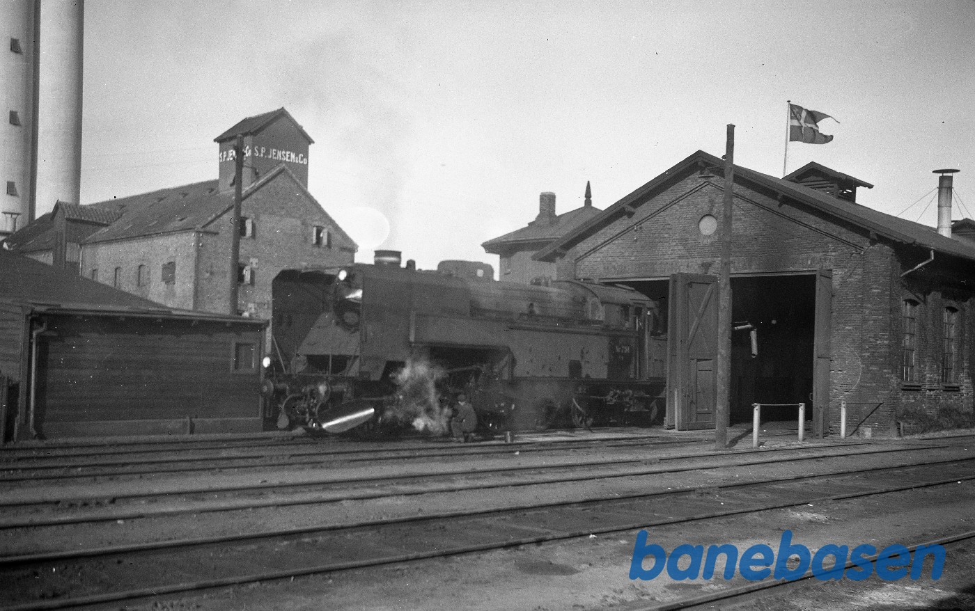 Damplokomotiv S 734 ved maskindepotet i kalundborg Damplokomotiv S 734 ved maskindepotet i kalundborg