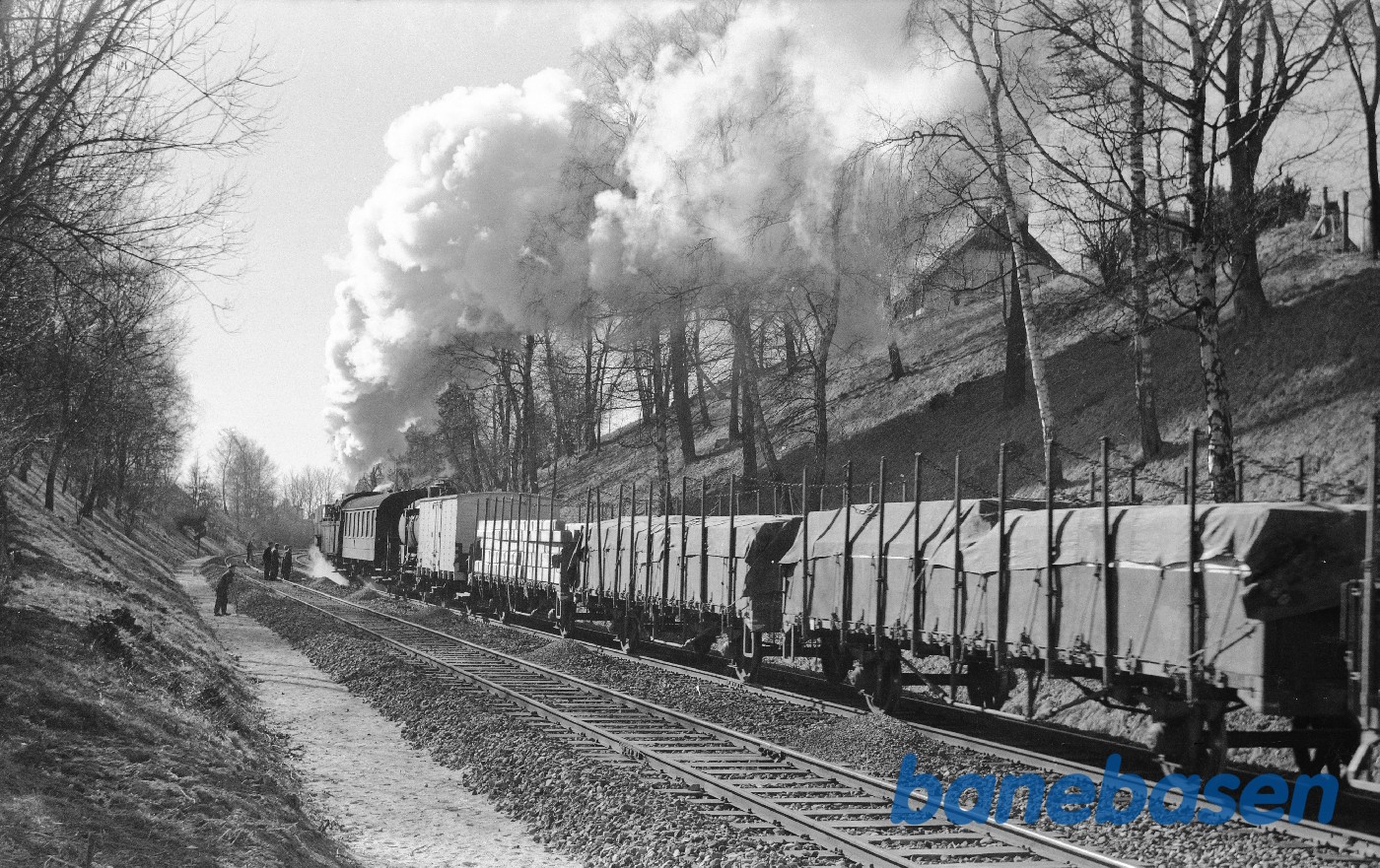 S-maskine med godstog kort efter afgang fra Helsingør S-maskine med godstog kort efter afgang fra Helsingør