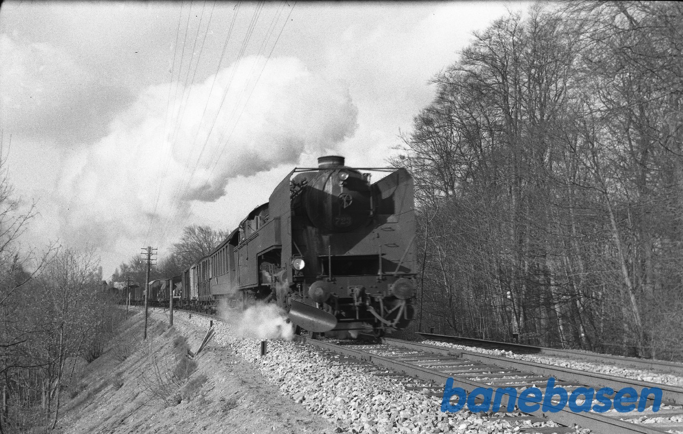 S 723 under udkørsel med godstog mod Helsingør S 723 under udkørsel med godstog mod Helsingør