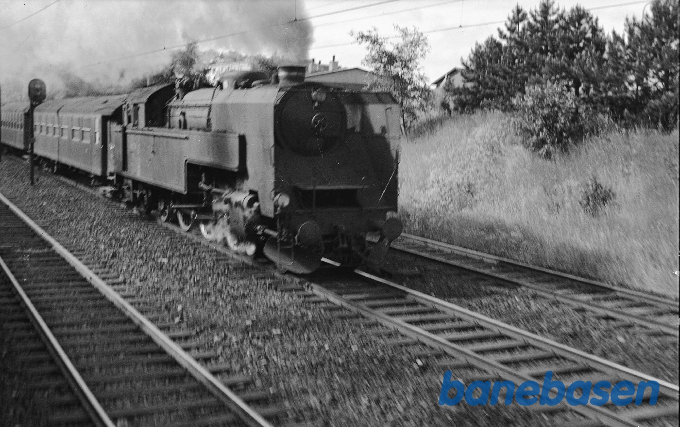 S-maskine med Nordbanetog under udkørsel S-maskine med Nordbanetog under udkørsel