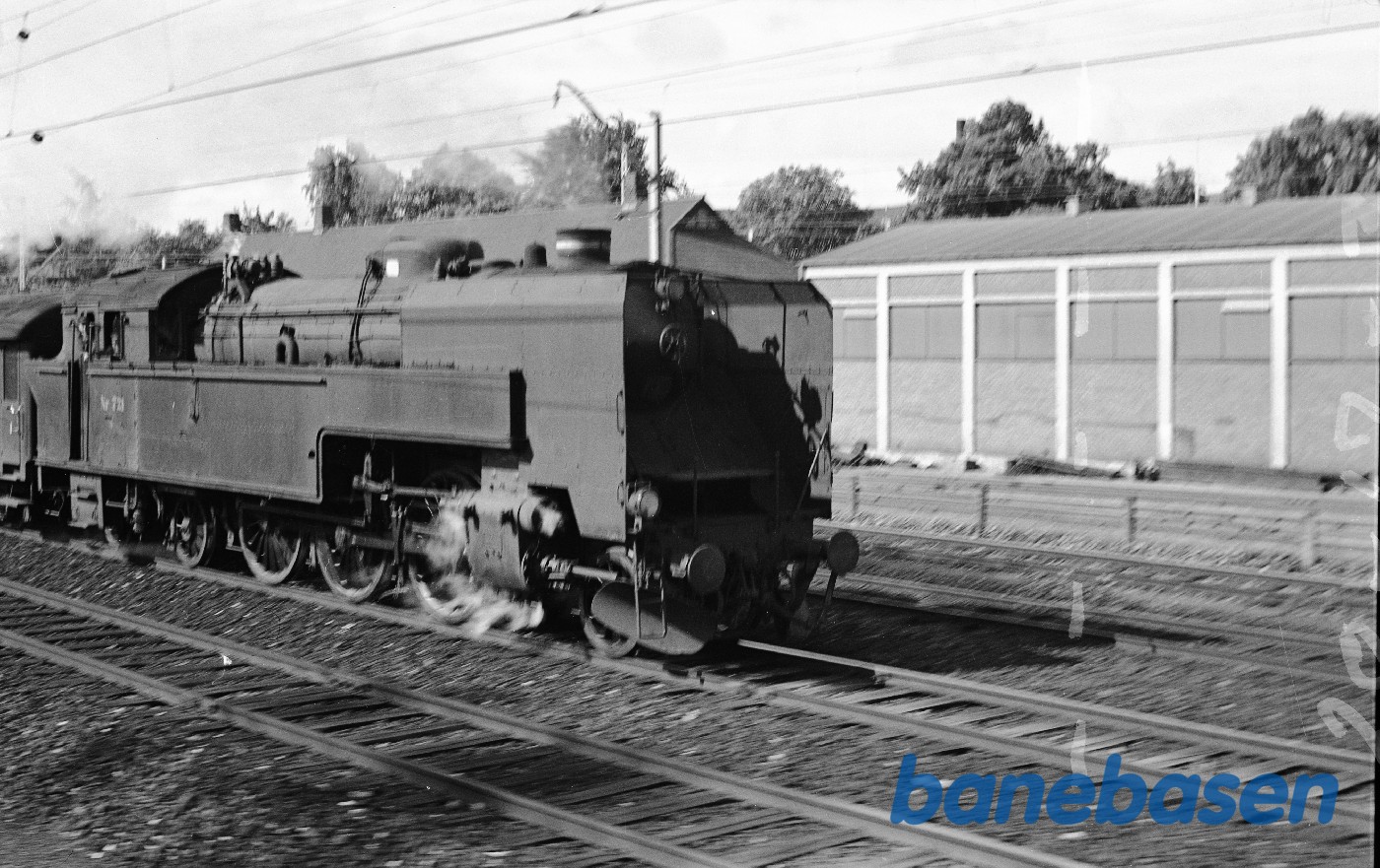 S 721 med persontog under udkørsel fra Hellerup S 721 med persontog under udkørsel fra Hellerup