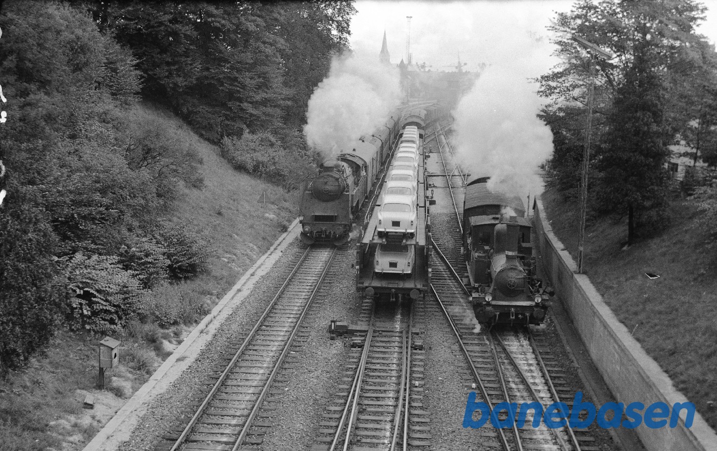 S-maskine med persontog under udkørsel, F 492 rangerer, godstog med biler under indkørsel S-maskine med persontog under udkørsel, F 492 rangerer, godstog med biler under indkørsel