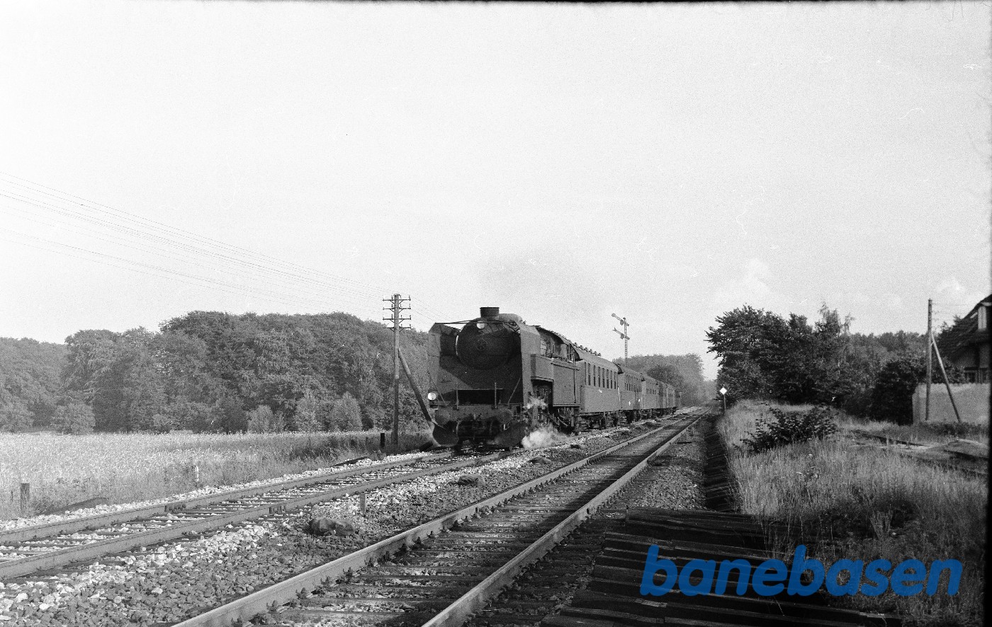 S-maskine med persontog under indkørsel S-maskine med persontog under indkørsel