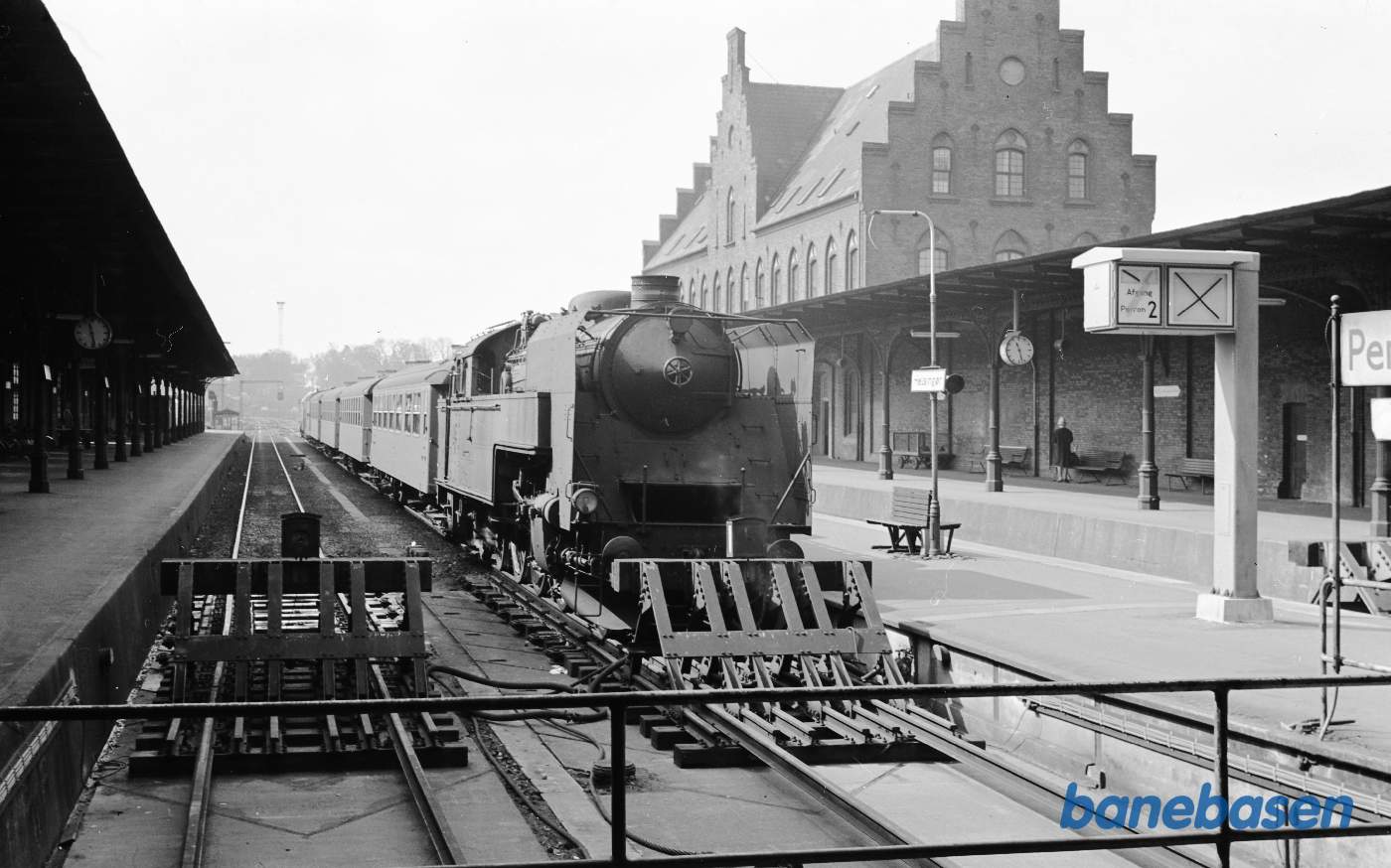 S-maskine med persontog ved perron S-maskine med persontog ved perron