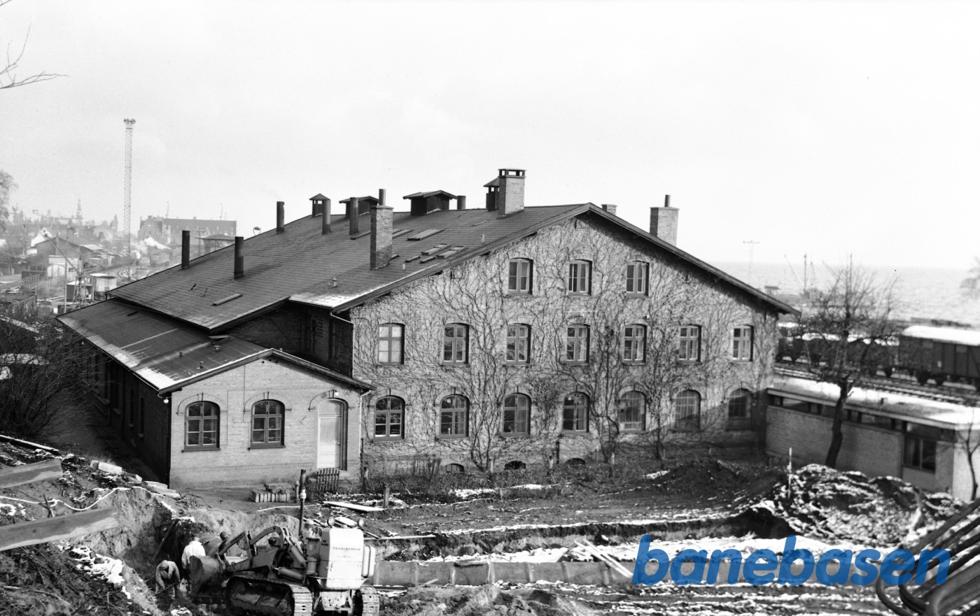 Vue mod remise med opgravning for olietanke Vue mod remise med opgravning for olietanke