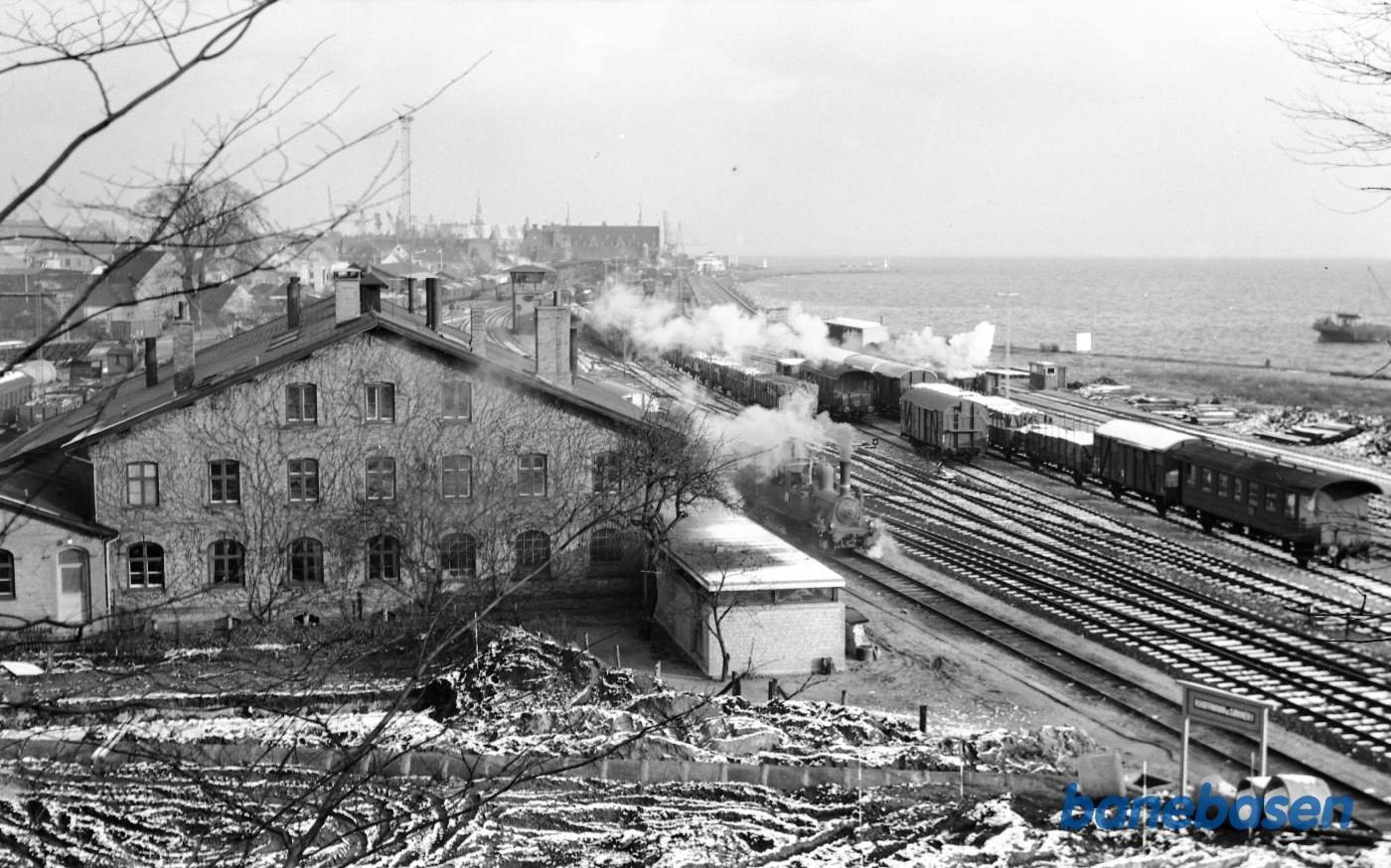 Vue mod remise med opgravning for olietanke Vue mod remise med opgravning for olietanke