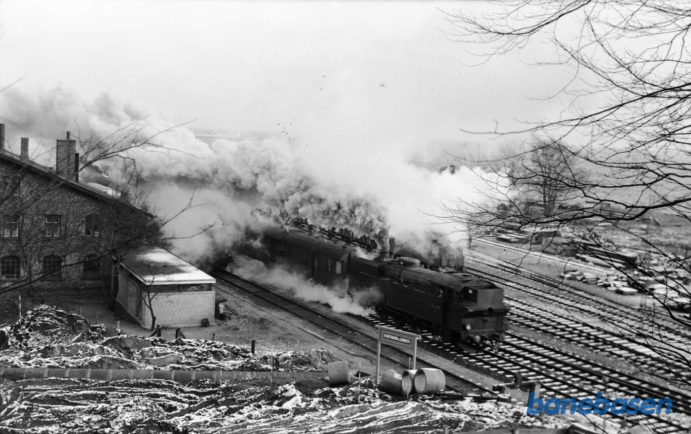 Vue mod remise med opgravning for olietanke Vue mod remise med opgravning for olietanke