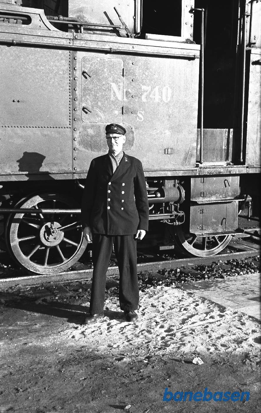 Lokomotivfører Olesen foran S 740 Lokomotivfører Olesen foran S 740