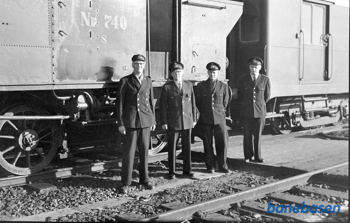 Lokomotivfører Olesen + togpersonale foran S 740