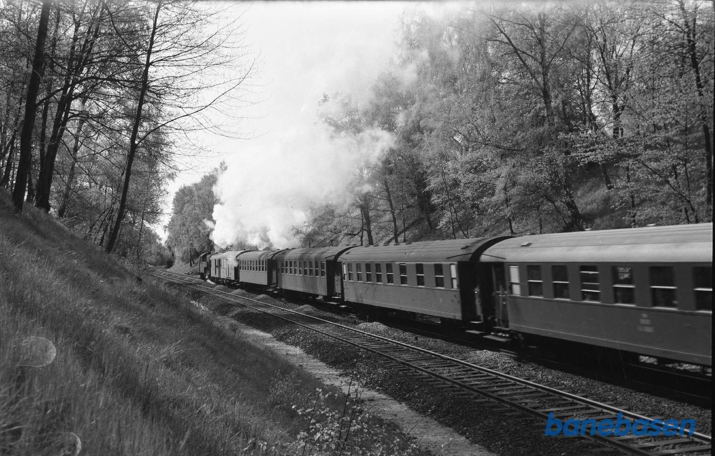 S-maskine med persontog under udkørsel
