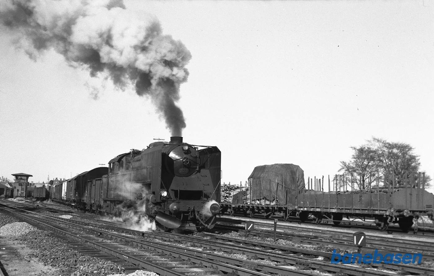 S 732 med godstog under udkørsel