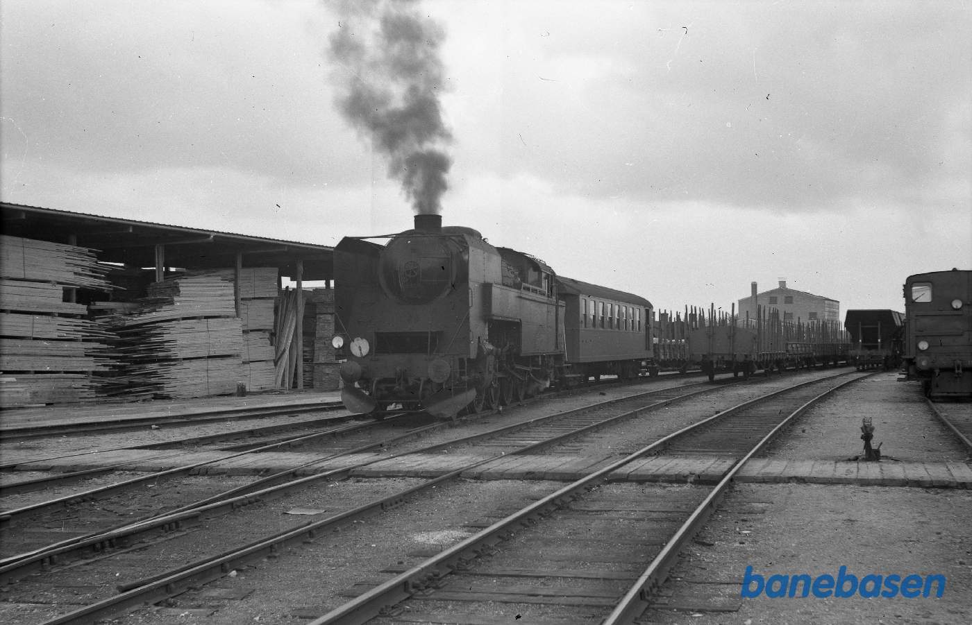 S-maskine med godstog rangerer