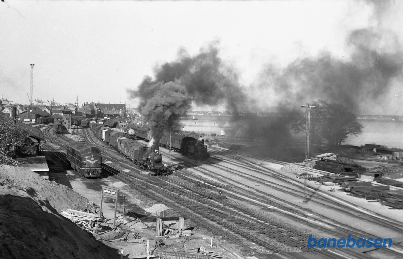 Vue over stationen, C-maskine med godstog, MX og F