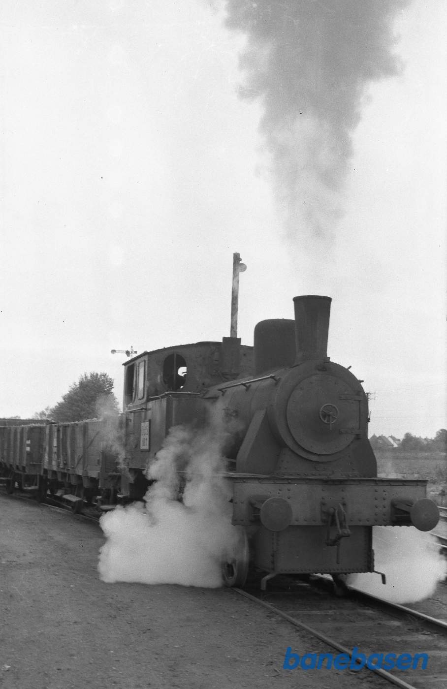 Damplokomotiv No. 7 rangerer med åbne godsvogne Damplokomotiv No. 7 rangerer med åbne godsvogne