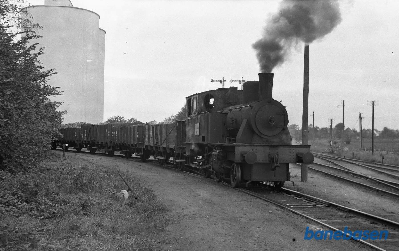 Damplokomotiv No. 7 rangerer med åbne godsvogne Damplokomotiv No. 7 rangerer med åbne godsvogne