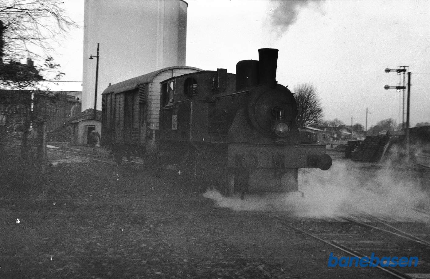 Damplokomotiv No. 7 rangerer med lukket godsvogn