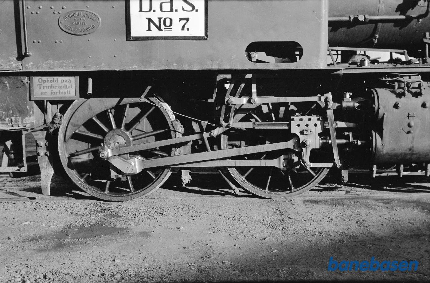 Damplokomotiv No. 7, gangtøj og cylinder højre side