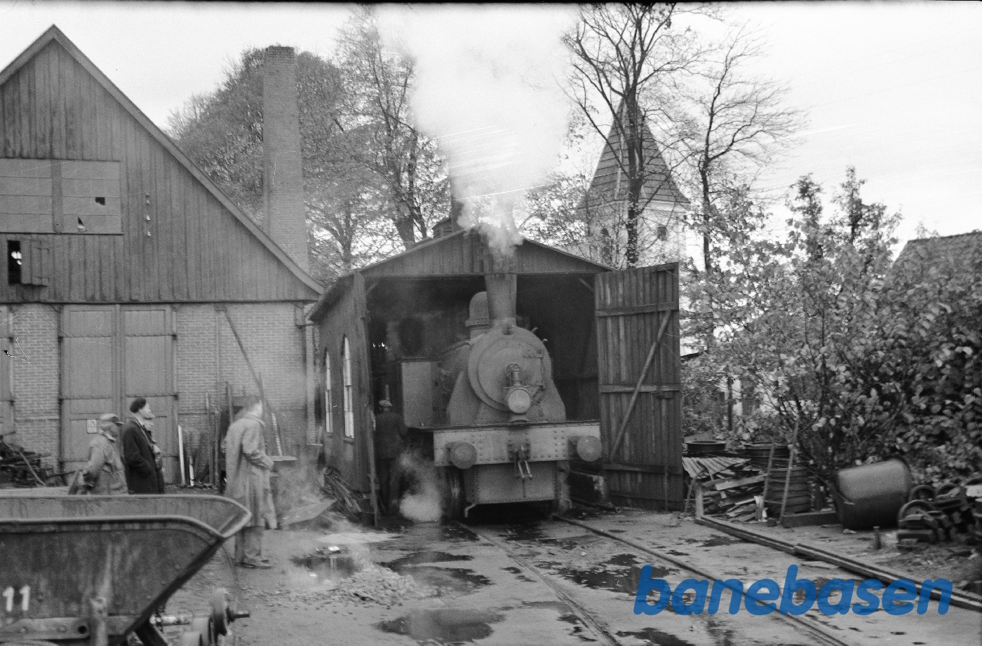 Damplokomotiv No. 7 ved remisen Damplokomotiv No. 7 ved remisen