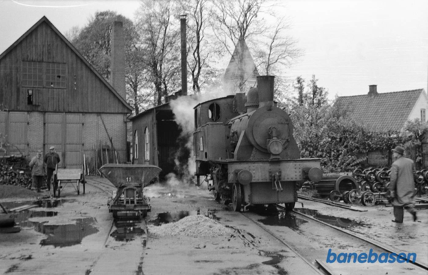 Damplokomotiv No. 7 ved remisen Damplokomotiv No. 7 ved remisen