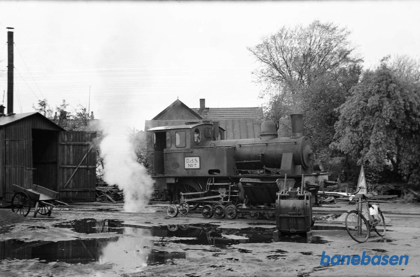 Damplokomotiv No. 7 ved remisen Damplokomotiv No. 7 ved remisen