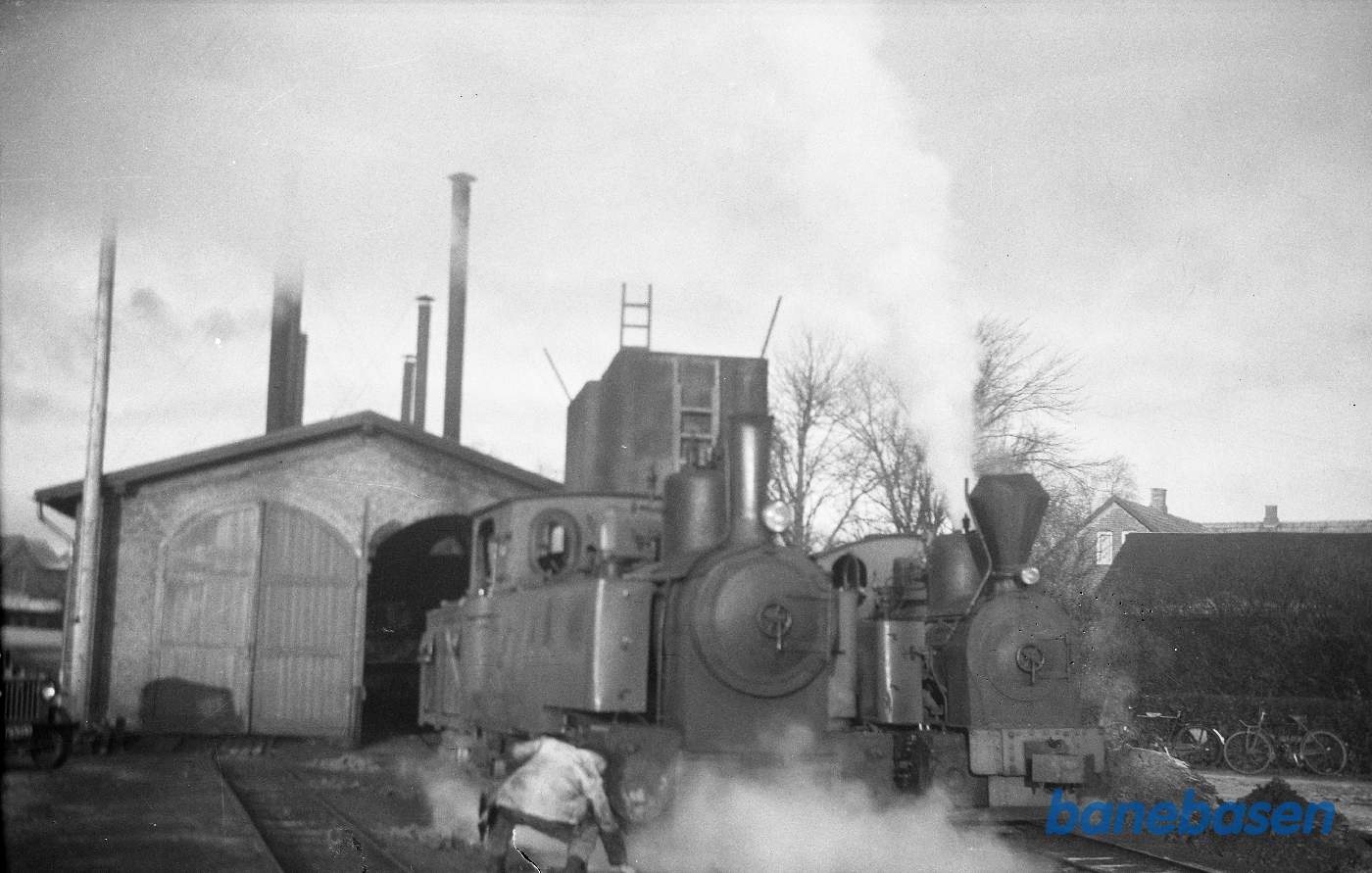 Damplokomotiver ved remisen Damplokomotiver ved remisen