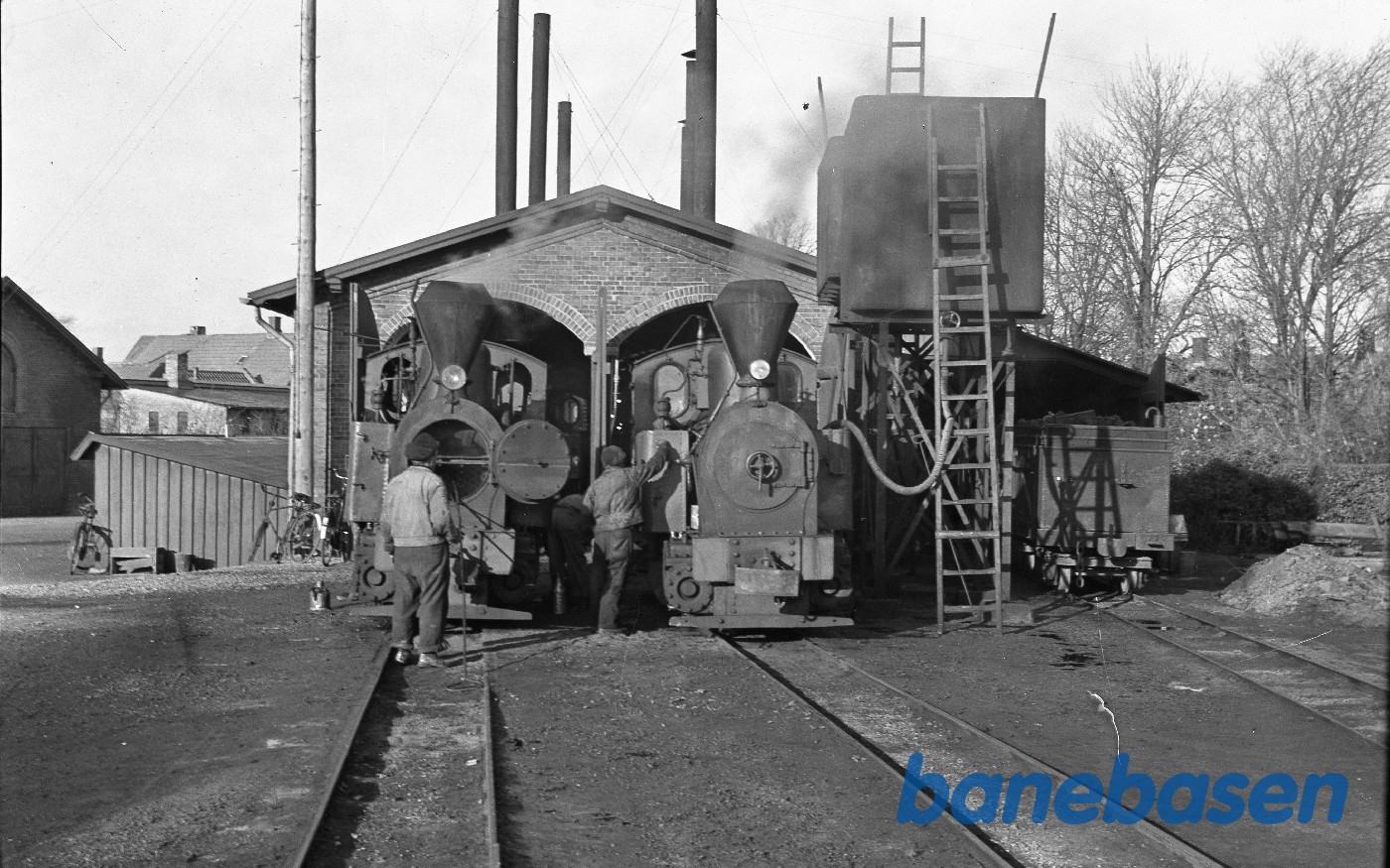 Damplokomotiver foran remisen Damplokomotiver foran remisen